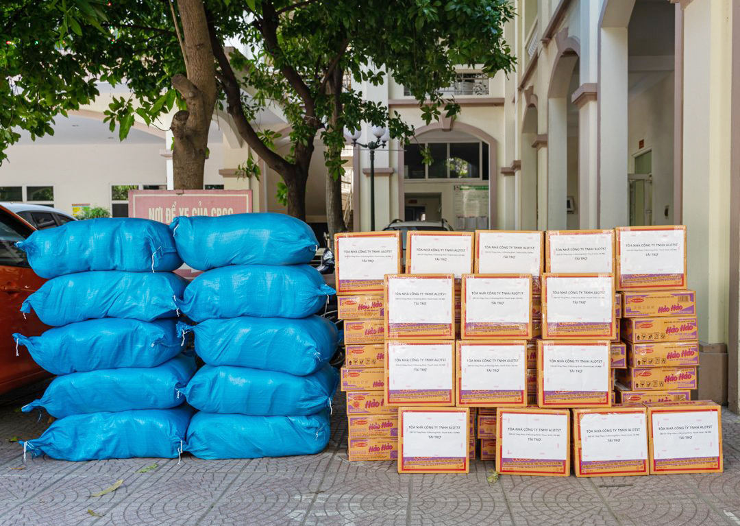 100 phần quà tài trợ tới các hộ dân khó khăn tại P. Khương Đình.